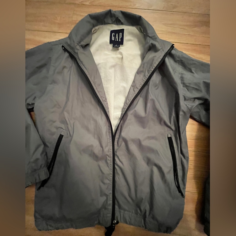 Women’s gap wind breaker size small in great condition